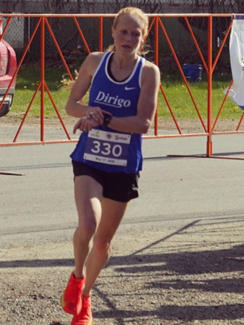 A Dirigo runner racing in a blue singlet.